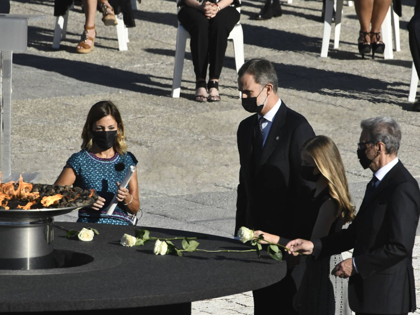 Los Reyes y sus hijas, en el homenaje a las víctimas. (Limited Pictures)