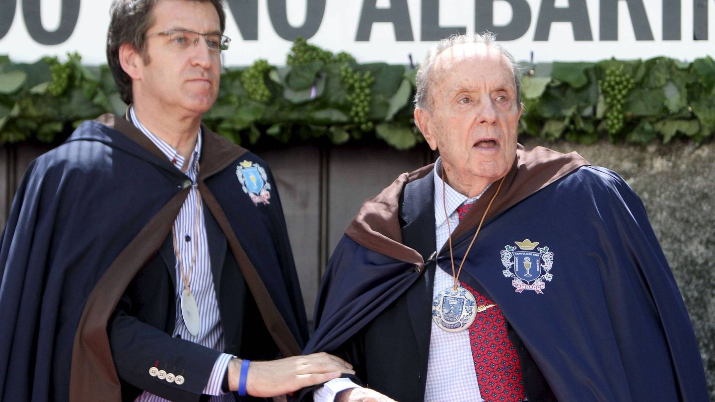 Alberto Núñez Feijóo, junto a Manuel Fraga, durante la Festa do Albariño, en su primer año de mandato. (EFE)