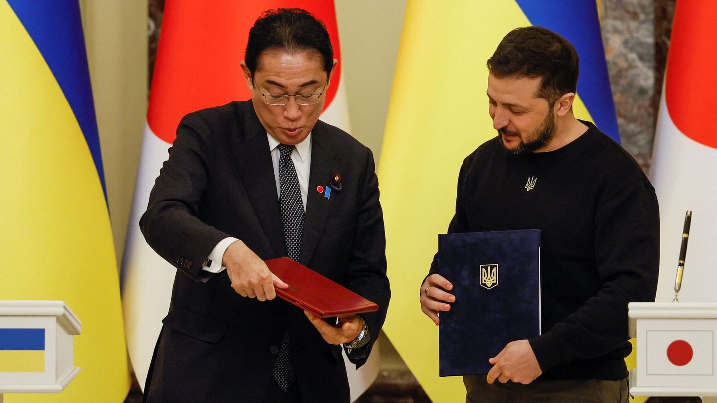 El presidente de Ucrania, Volodymyr Zelenskiy, y el primer ministro japonés, Fumio Kishida. (Reuters / Alina Yarysh)