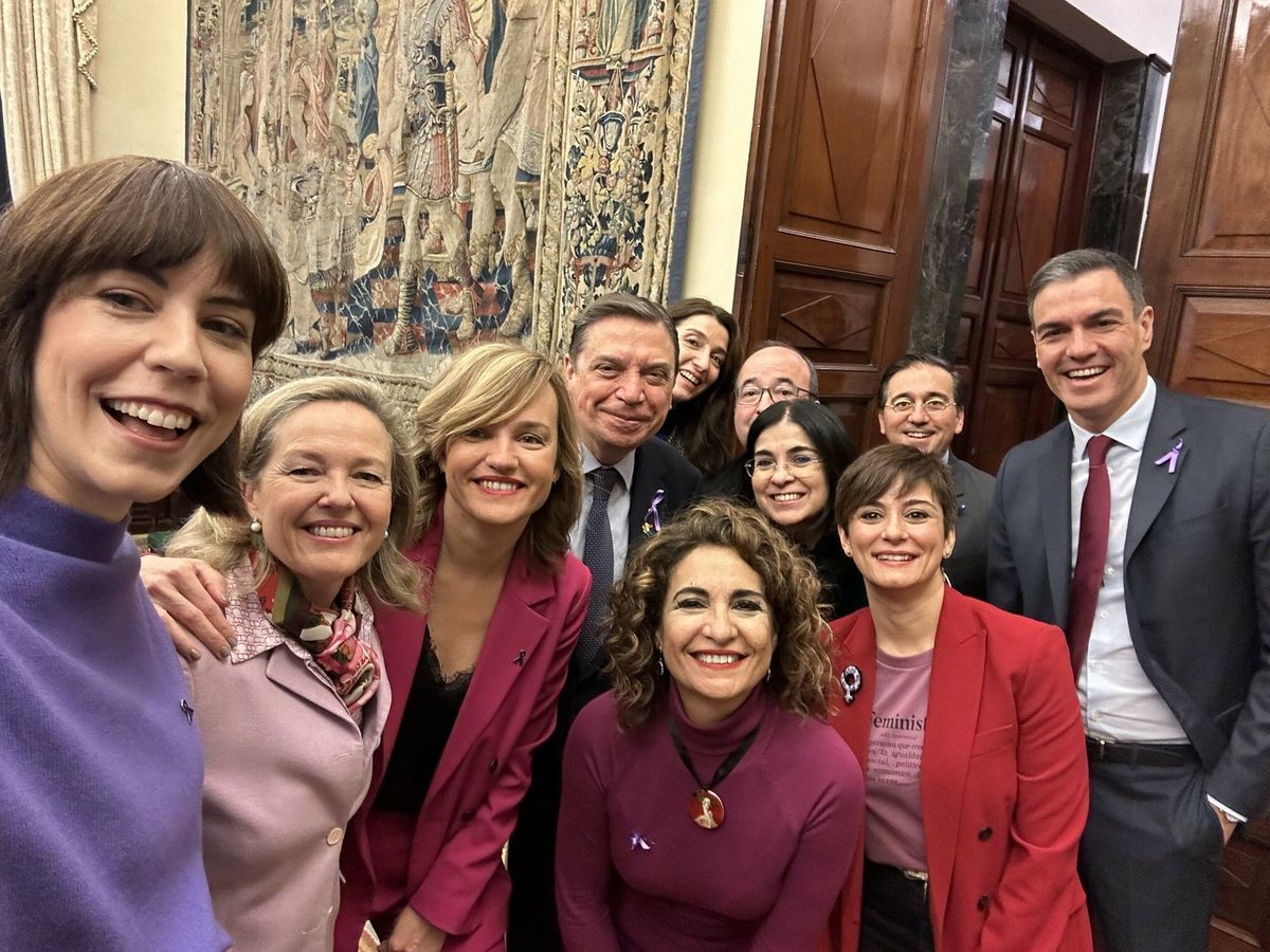 Foto: Algunos ministros posan junto a Pedro Sánchez el Día de la Mujer en el Congreso. (Twitter/@dianamorantR)