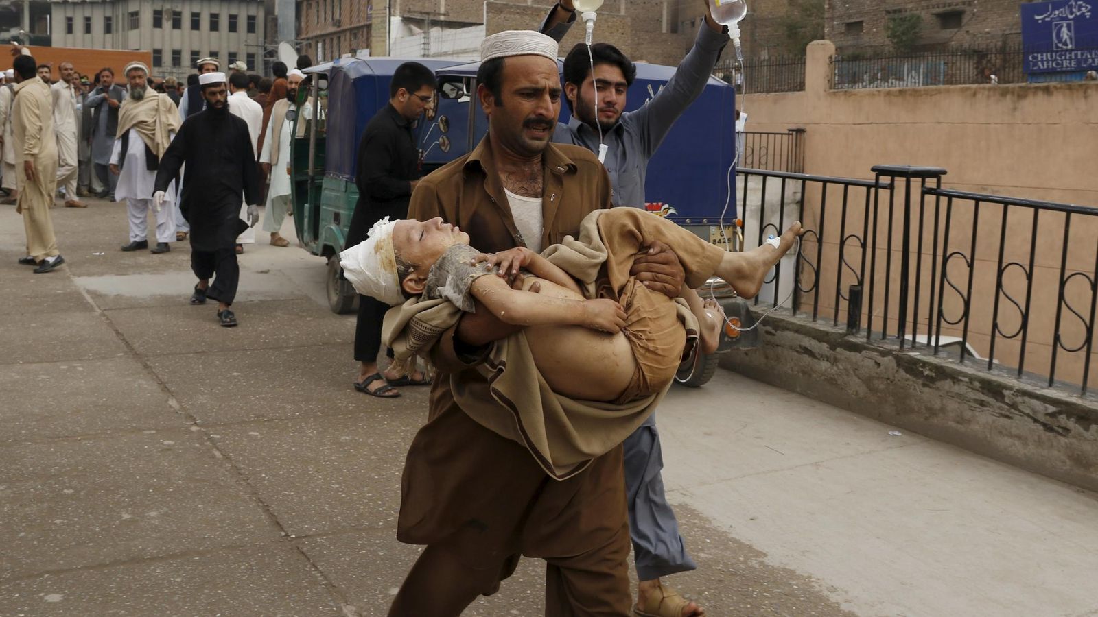 Foto: Un hombre lleva a un niño herido en el temblor de esta mañana. (Reuters)