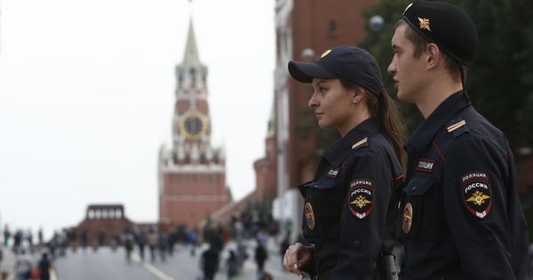 Foto: Oficiales del Ministerio del Interior patrullan la Plaza Roja de Moscú, hoy, 13 de septiembre de 2017. (Reuters)