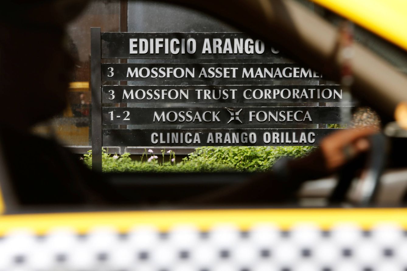 Un taxi pasa ante una oficina de Mossack Fonseca en Ciudad de Panamá (Reuters). 