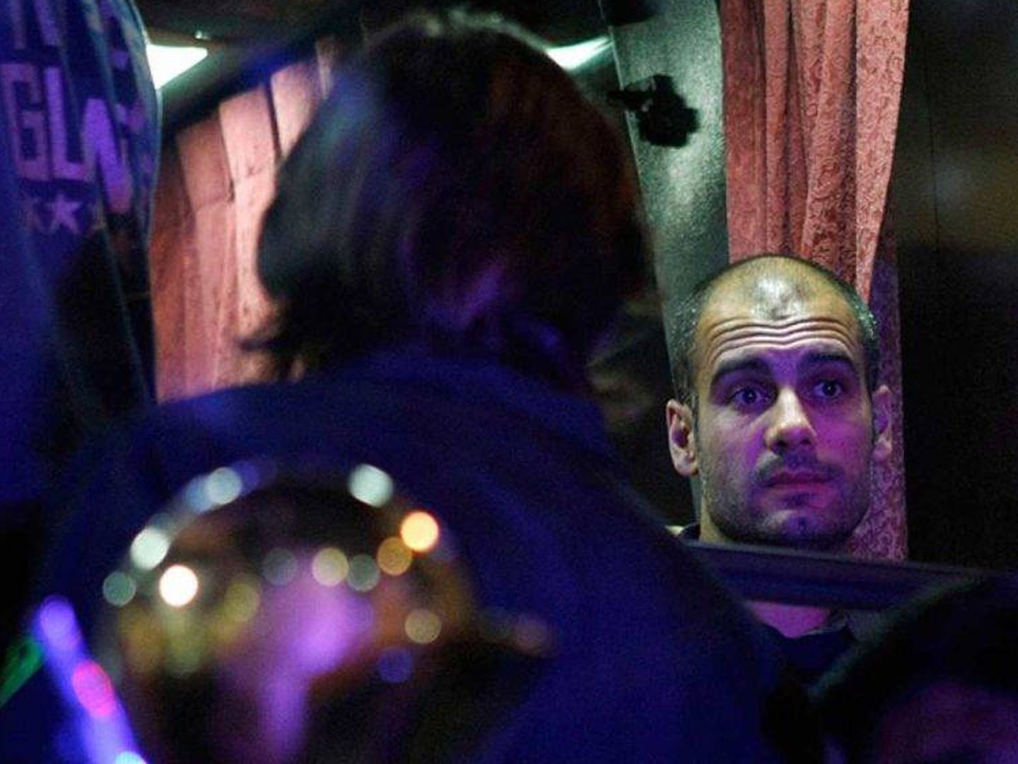 Pep Guardiola, dentro del autobús del Barça a su llegada a El Sadar. 