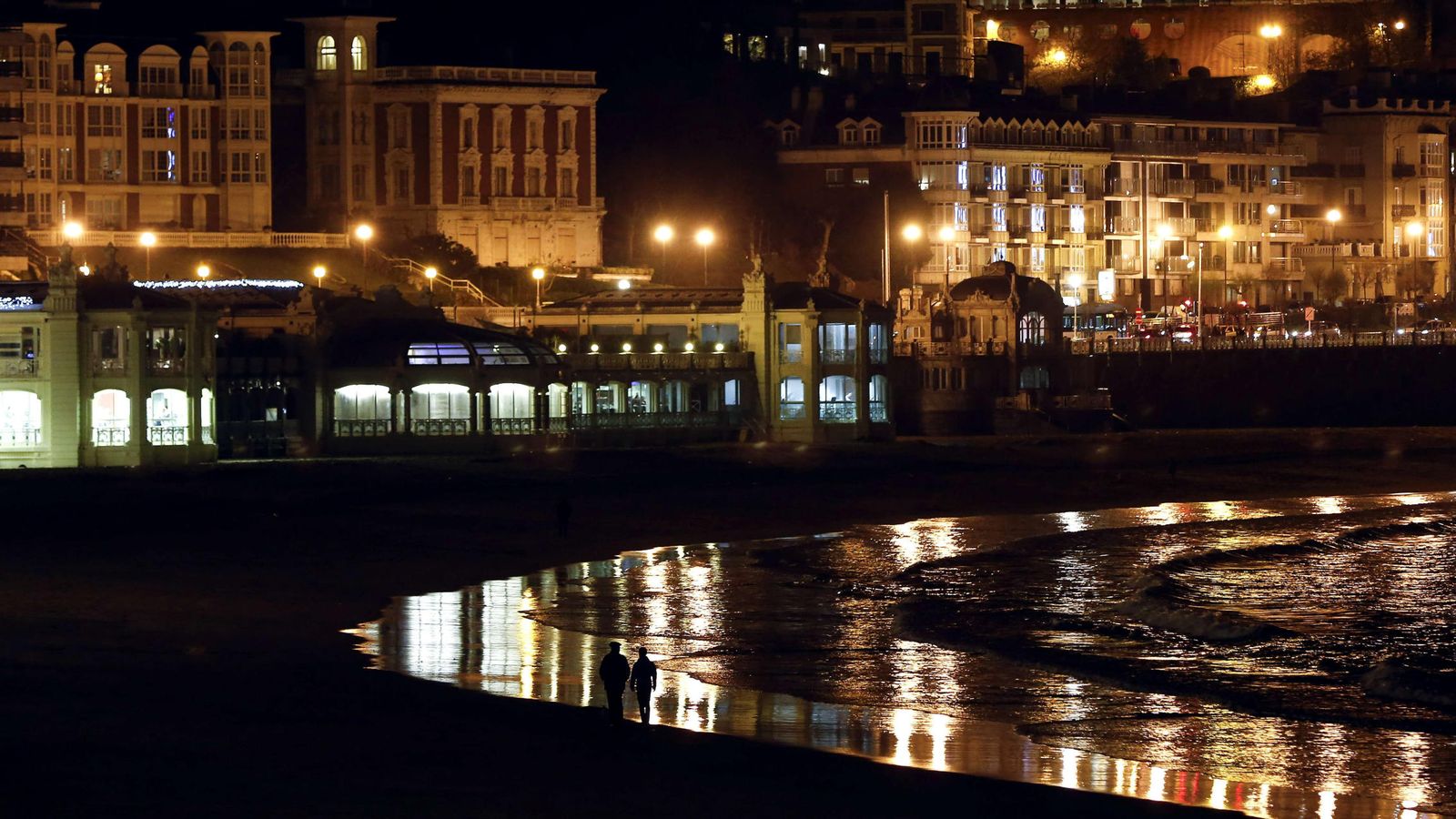 Foto: Vista nocturna de la playa de La Concha de San Sebastián