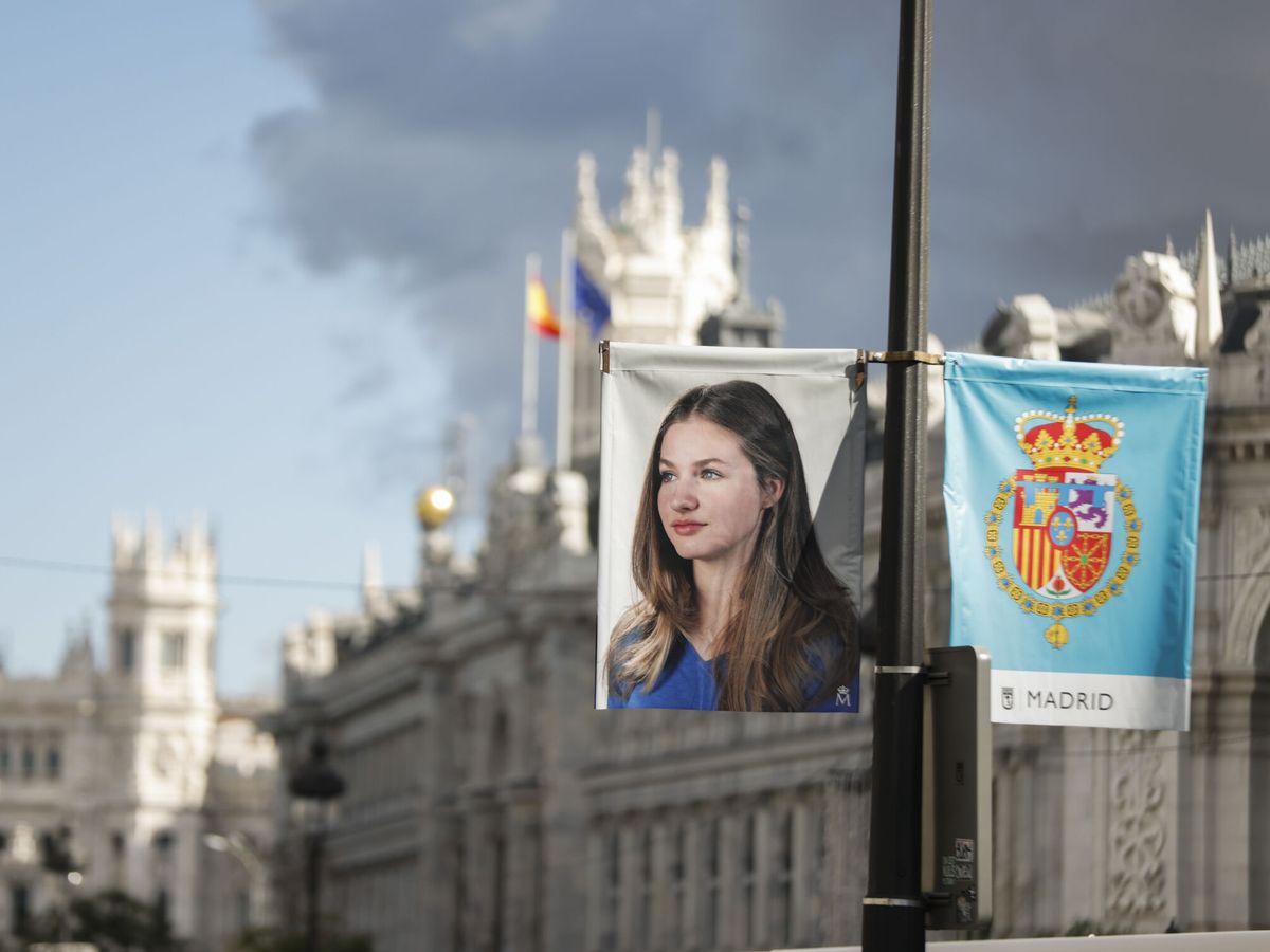 Foto: Detalle de unas banderas con la imagen de la princesa Leonor y el escudo de armas. (EFE/Aitor Martín)