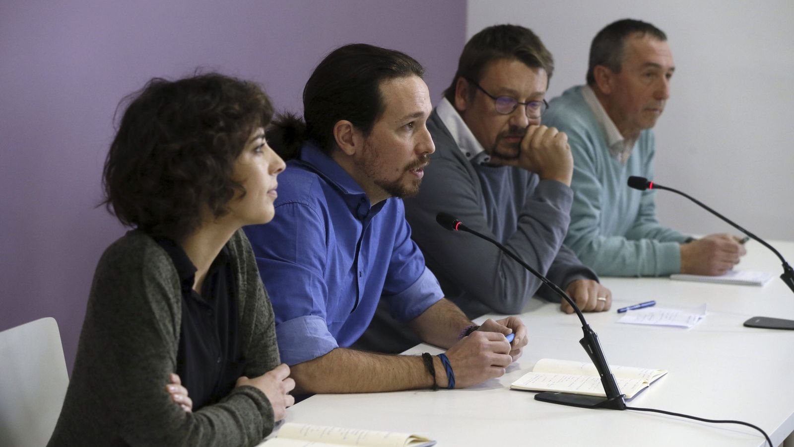 Foto: Pablo Iglesias, junto a los portavoces de En Marea, Alexandra Fernández, En Comú Podem, Xavier Domènech, y Compromís-Podem, Joan Baldoví. (EFE)