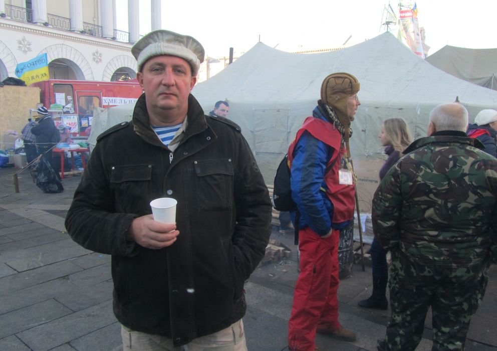 Foto: Pavlo Harmashov, veterano de Afganistán,  en el campamento opositor en Kiev (D. Iriarte).