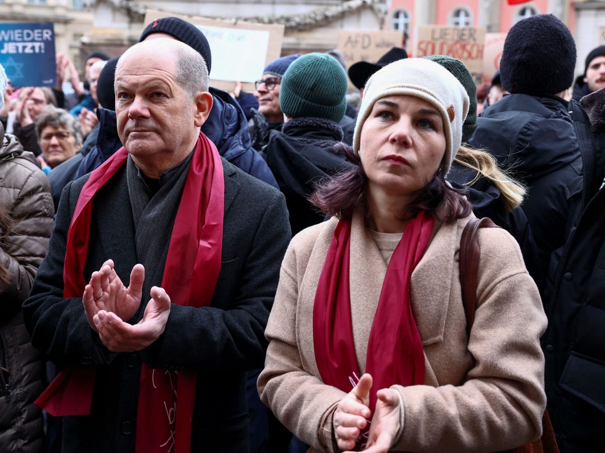 Foto: El canciller Scholz y Annalena Baerbock, en la manifestación de Postdam. (Reuters/Liesa Johannssen)