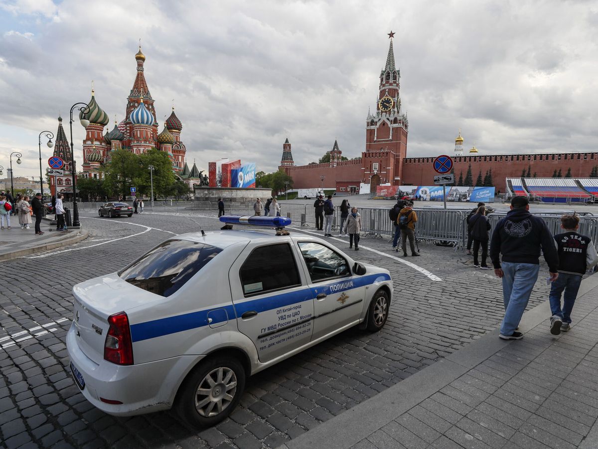 Foto: Un coche de policía frente al Kremlin y la Plaza Roja de Moscú. (EFE/Yuri Kochetkov)