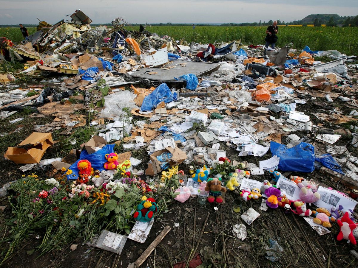 Foto: Altar de 2014 con recuerdos dejados en el sitio donde se estrelló el MH17. (Reuters/Maxim Zmeyev)