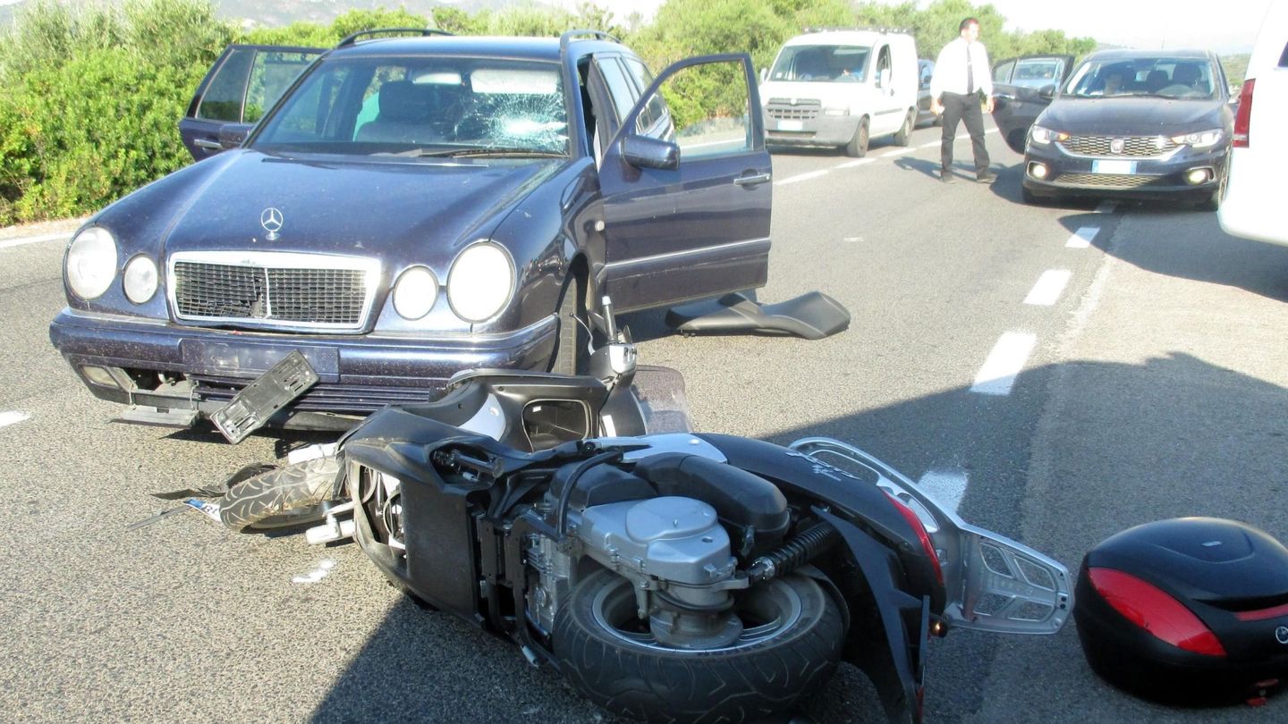 Estado en el que quedó la moto de George Clooney tras su accidente. (Reuters)