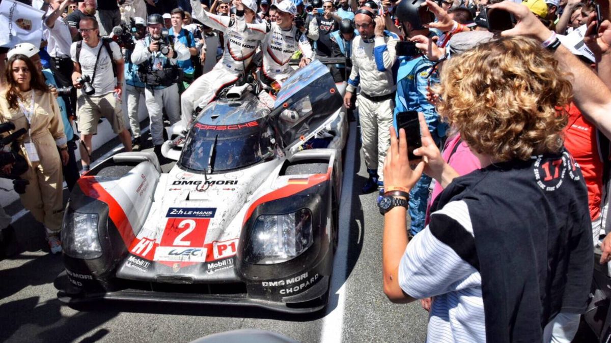 Porsche gana de nuevo en Le Mans y Antonio García roza la victoria en su categoría