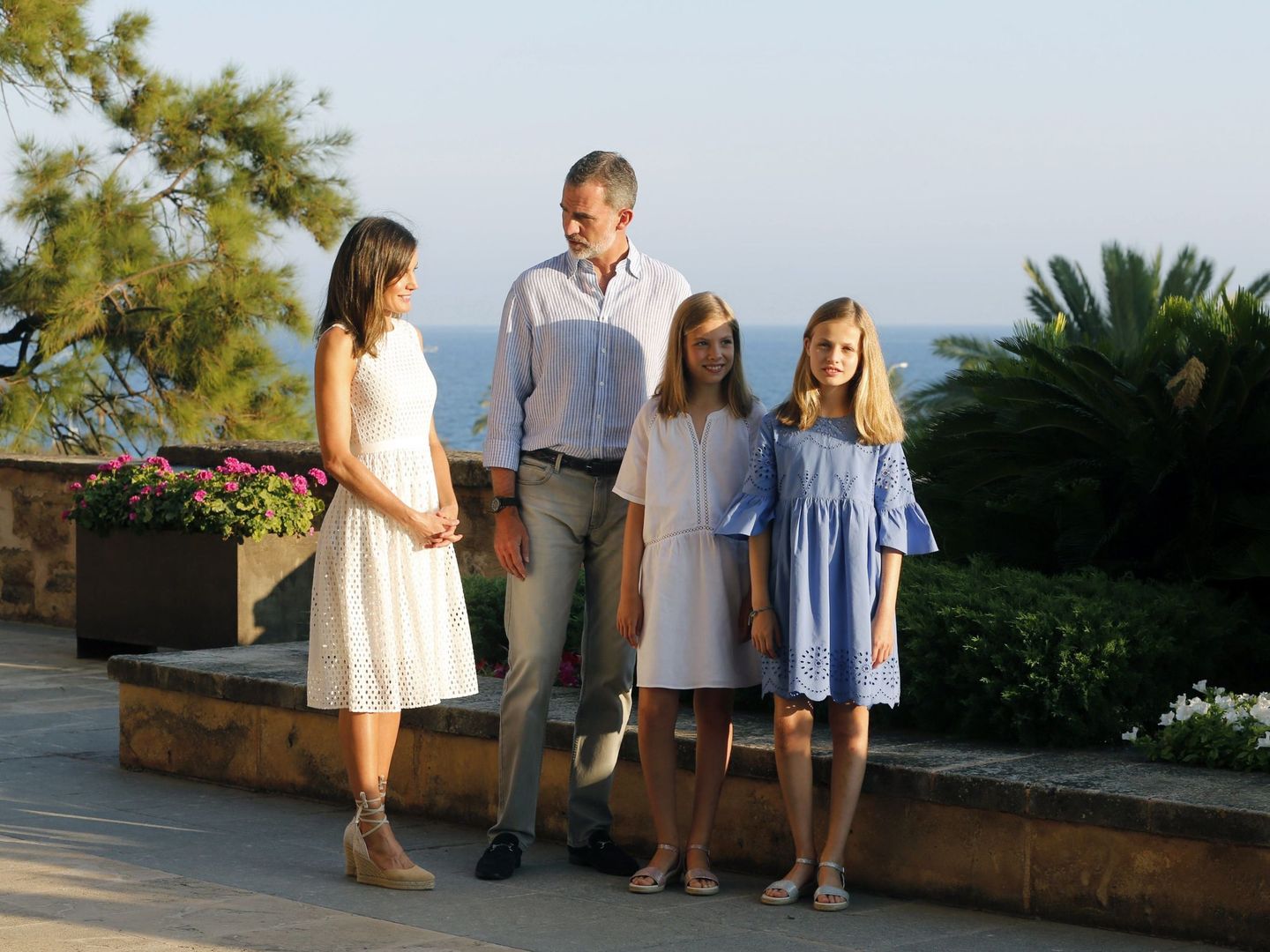 Los reyes Felipe y Letizia y sus hijas posan en el Palacio de la Almudaina de Palma, en el inicio de sus vacaciones en la isla. (EFE)