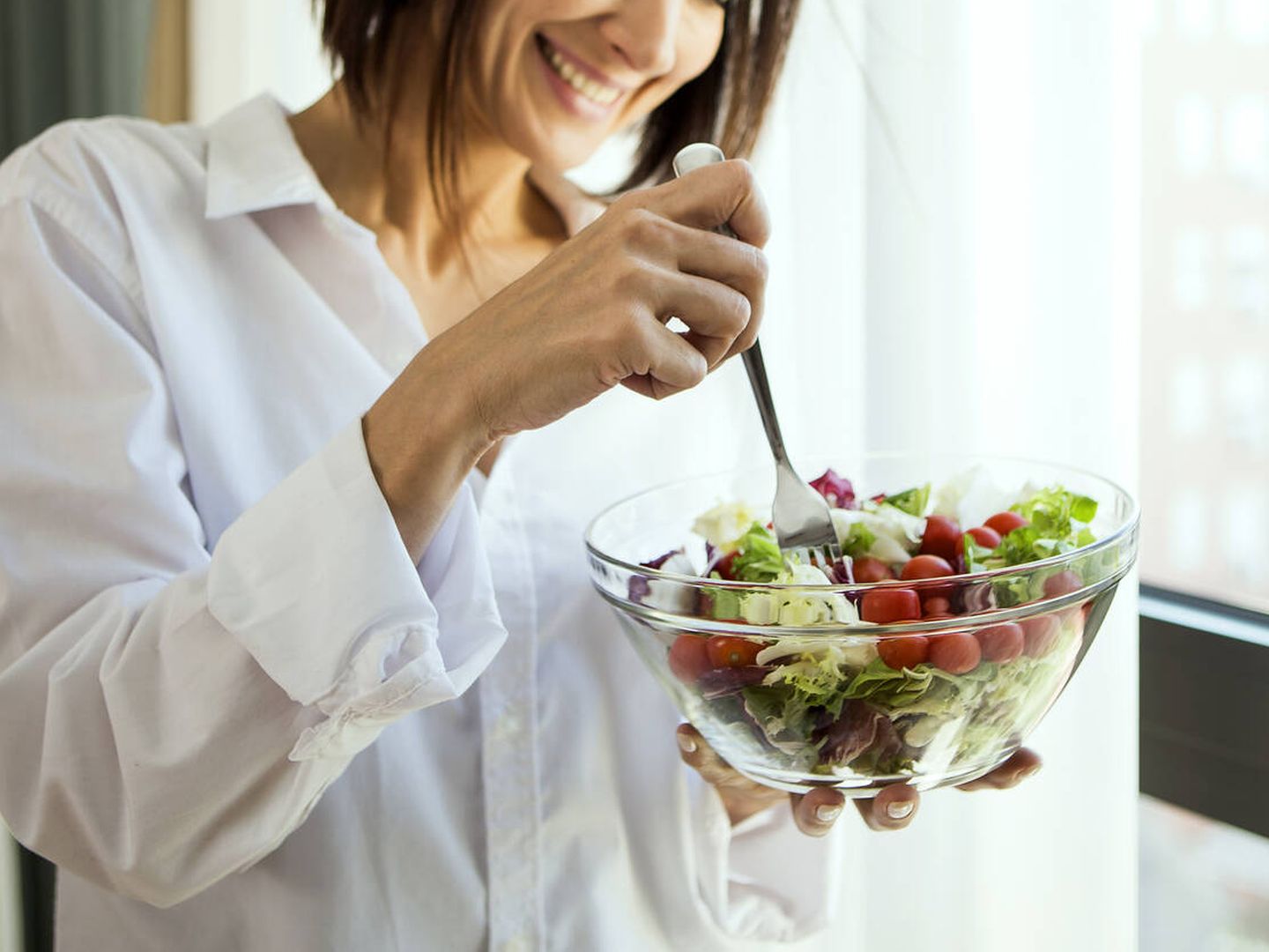 Llevar una dieta equilibrada ayuda a reducir el riesgo de colelitiasis. (iStock)
