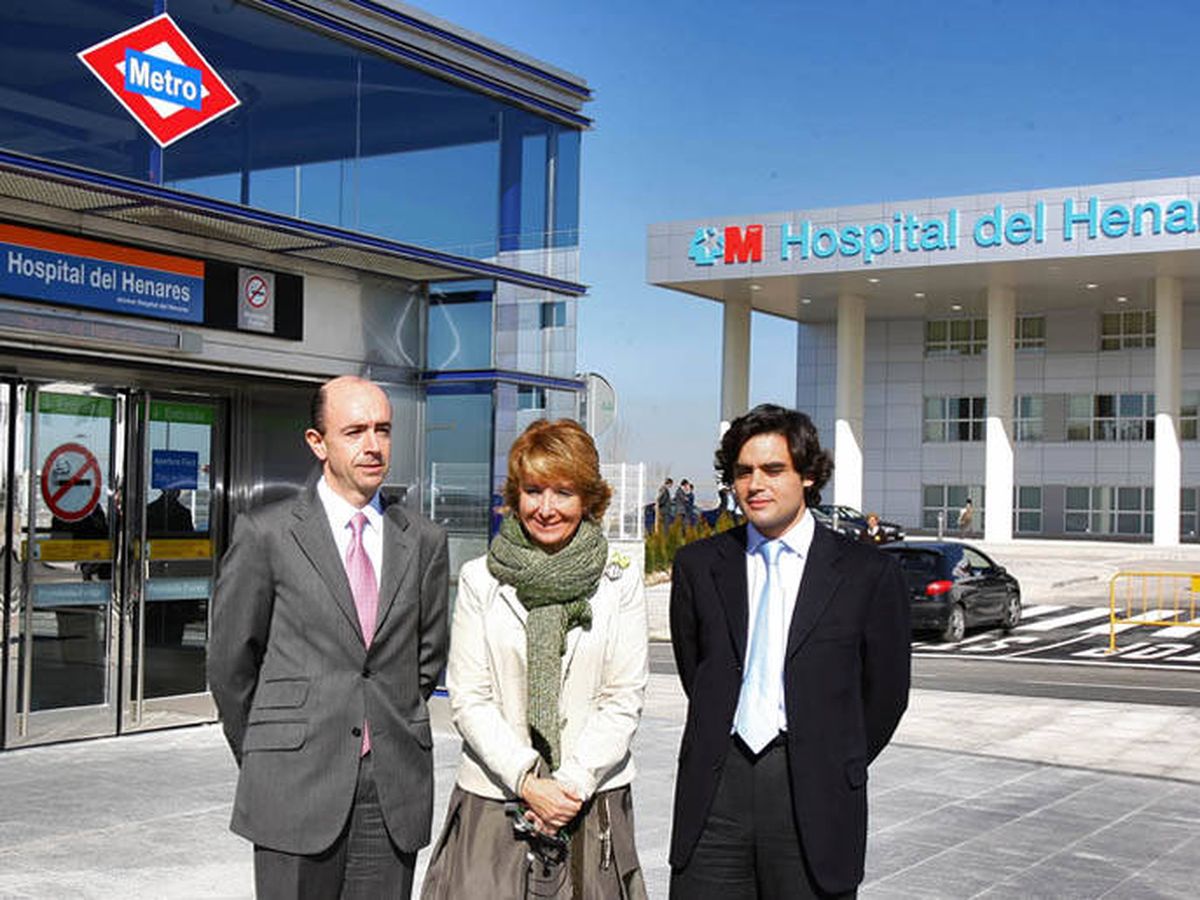 Foto: Aguirre, con los consejeros Lamela y Güemes, en la inauguración del Hospital del Henares.