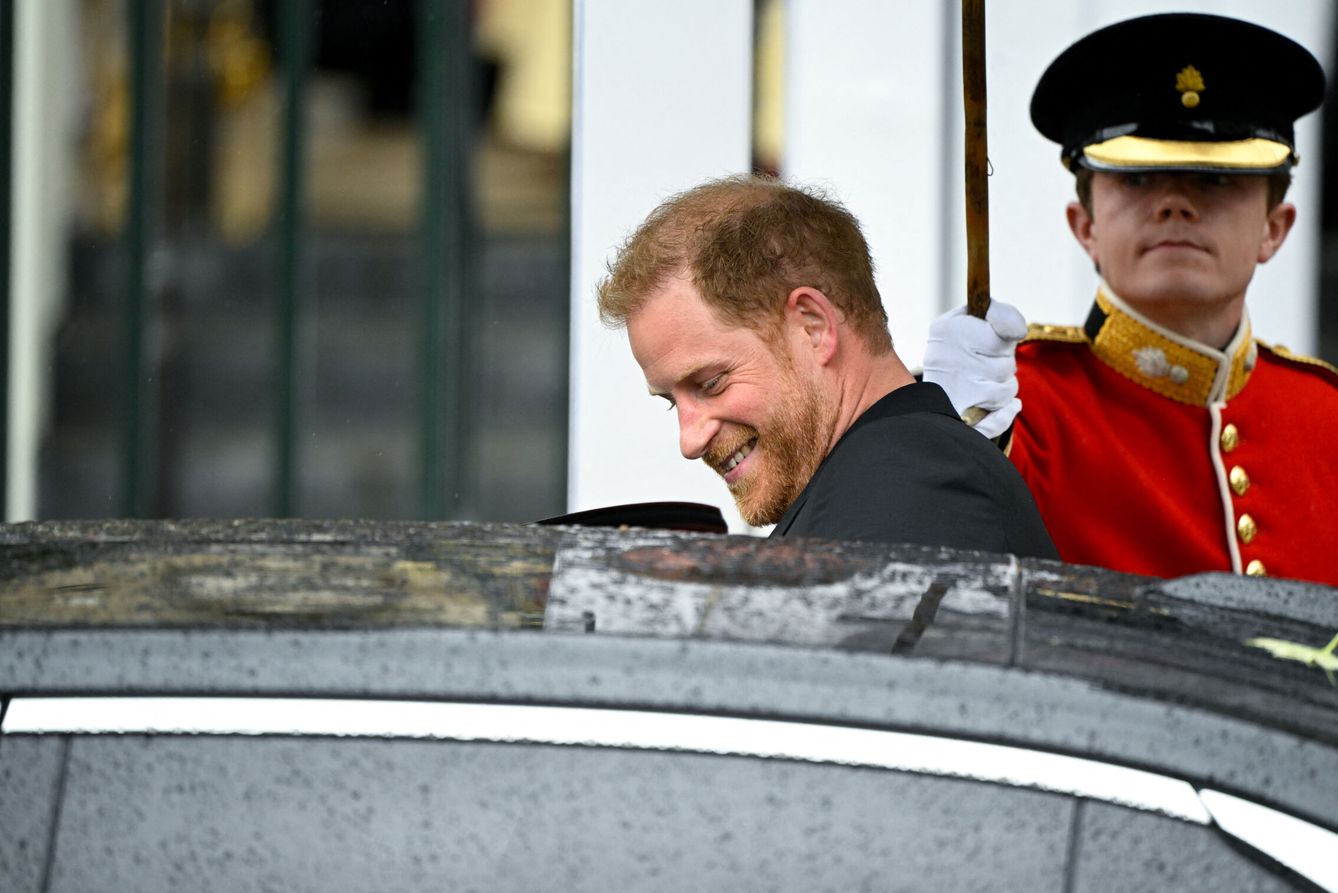 El príncipe Harry coge un coche después de la ceremonia. (Reuters)