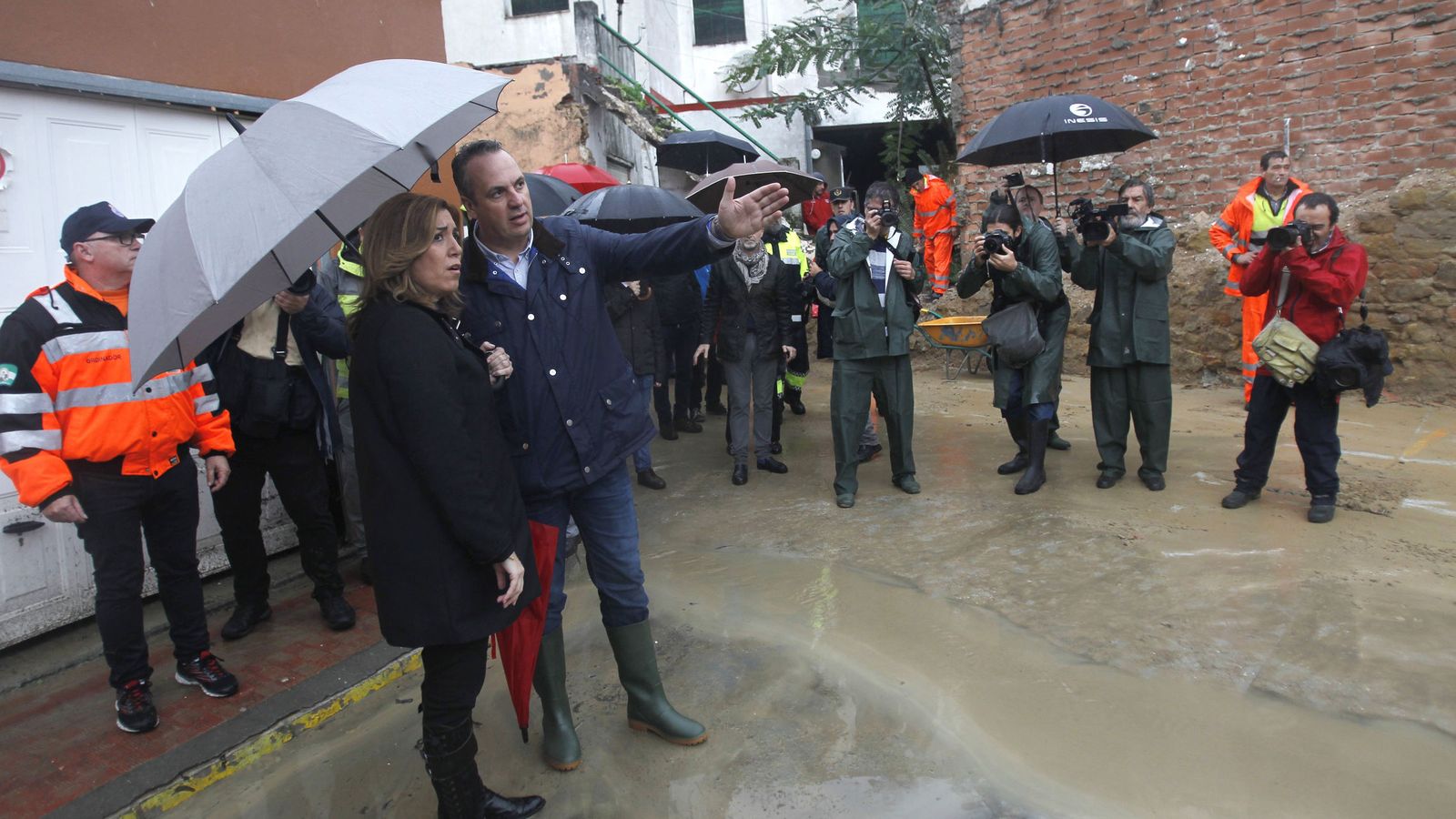 Foto: Susana Díaz visita por segundo día consecutivo los lugares afectados por las inundaciones. En la imagen, en San Roque, Cádiz, este 5 de diciembre. (EFE)