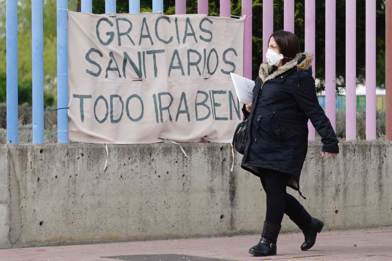 Una mujer embarazada pasa por delante de una pancarta en Valladolid. (EFE)