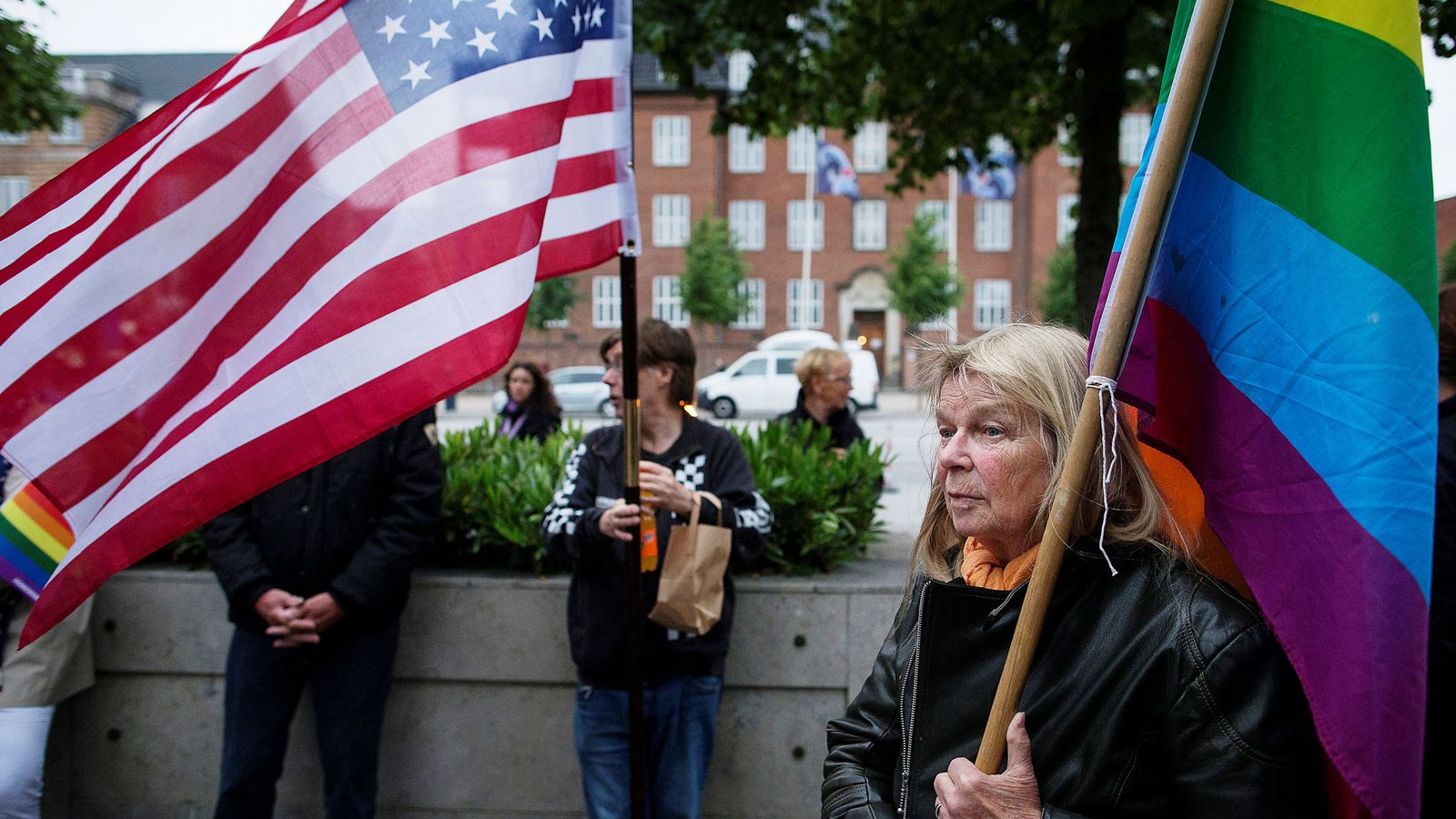 Foto: Un grupo de personas conmemora a las víctimas del club Pulse frente a la embajada estadounidense en Copenhague, el 13 de junio de 2016 (Reuters)