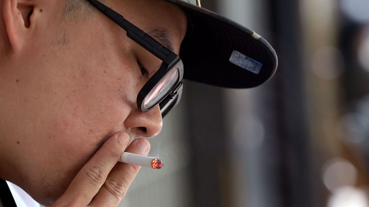 Un hombre fuma un cigarrillo (EFE/Loung Thai Linh)