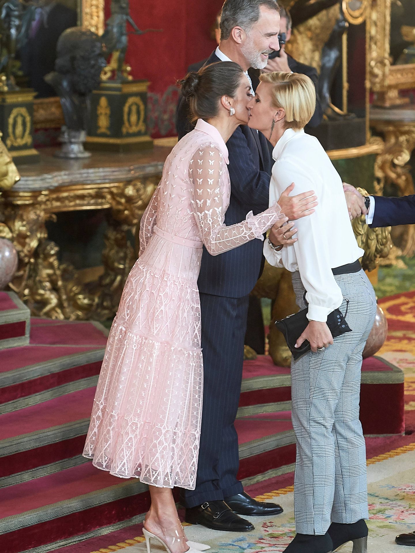 María Zurita, saludando a la reina Letizia. (Limited Pictures)