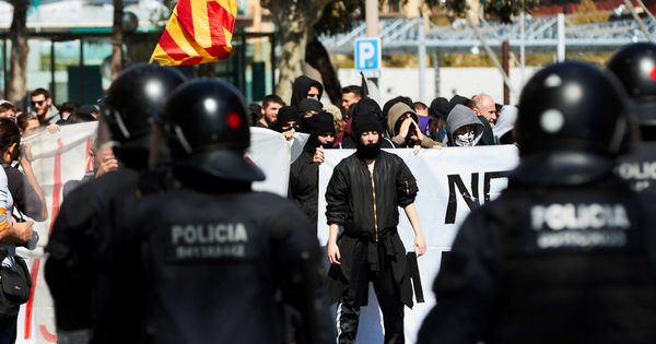 Foto: La manifestación convocada esta domingo por grupos independentistas contra el acto de Vox en Barcelona. (EFE)