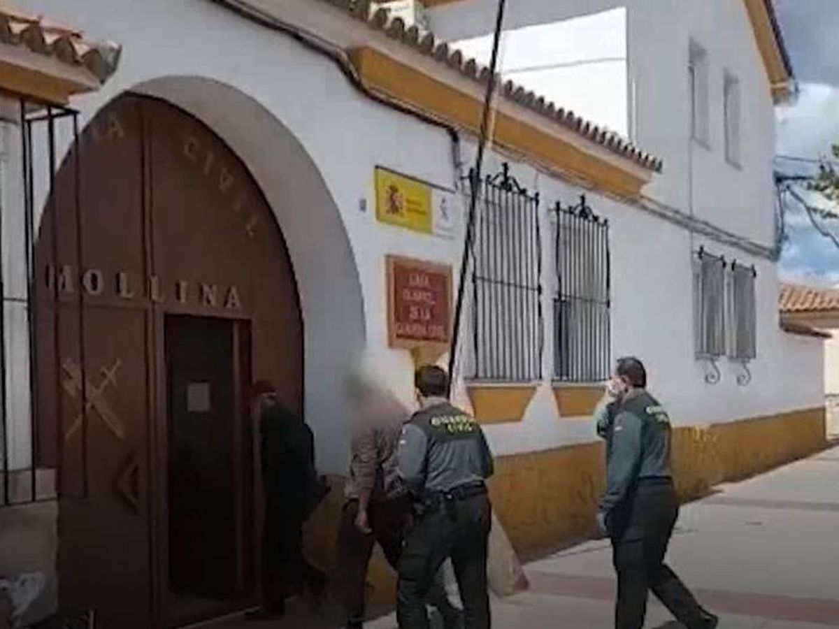 Foto: Los investigados entran al cuartel de la Guardia Civil. Foto: Efe