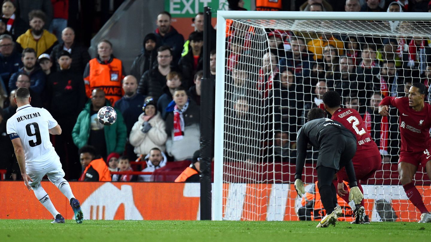 Benzema, a punto de marcar uno de sus goles en Anfield. (EFE/EPA/Peter Powell)