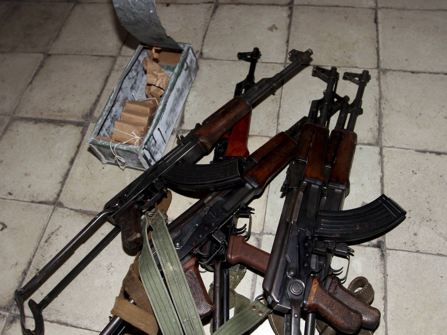 Fusiles kalashnikov incautados por la policía a grupos criminales en Tirana, en noviembre de 2015. (Reuters)