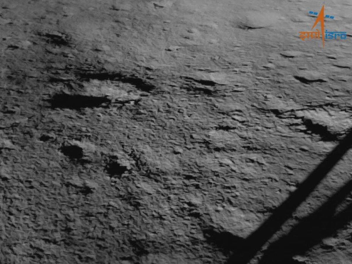 Foto: Las primeras imágenes que ha captado la sonda de India del polo sur desconocido de la Luna. (Twitter/@isro)