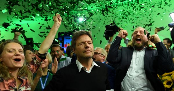 Foto: Los líderes del Partido Verde, Henrike Hahn, Robert Habeck y Anton Hofreiter, celebran los resultados de las elecciones en Baviera, el 14 de octubre de 2018. (Reuters)