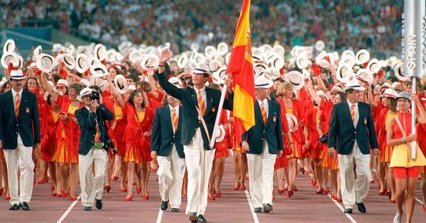 Foto: Felipe de Borbón como abanderado en la inauguración de los Juegos Olímpicos de Barcelona 92. (EFE)