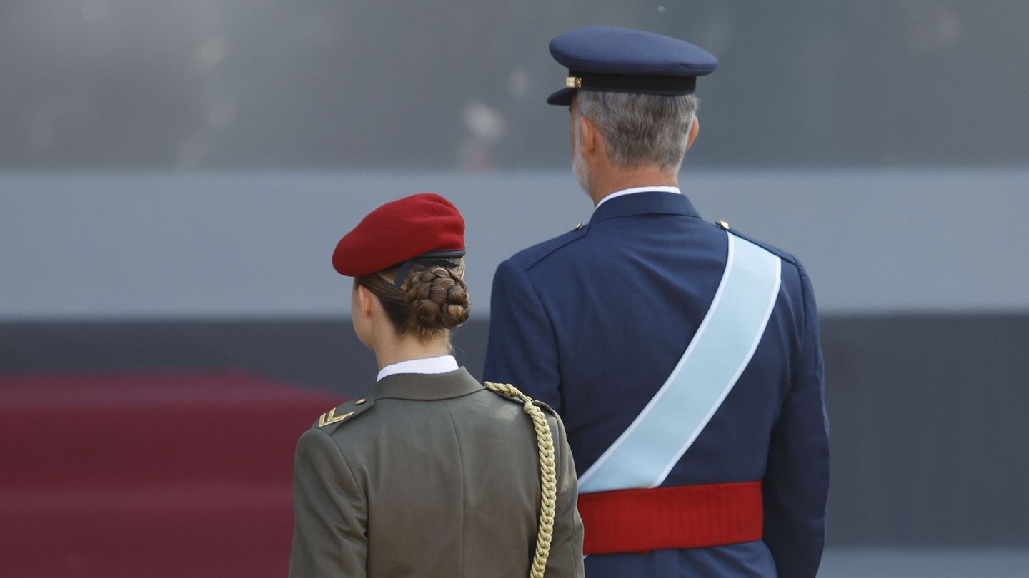 MADRID, 12 10 2023.-La princesa de Asturias, Leonor y el rey Felipe VI, este jueves en el desfile del Día de la Fiesta Nacional en Madrid, presidido por los reyes, en el que participan 4.177 militares, 86 aviones y helicópteros y 142 vehículos terrestres.  EFE  Daniel González 