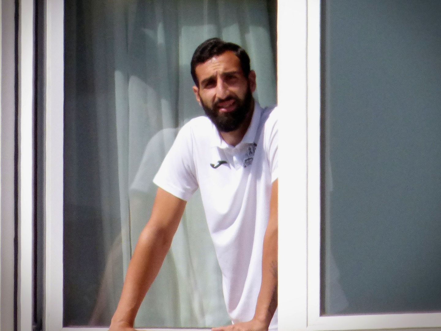 José Rodríguez, jugador del Fuenlabrada, en la venta de su habitación en el hotel de A Coruña. (Efe)