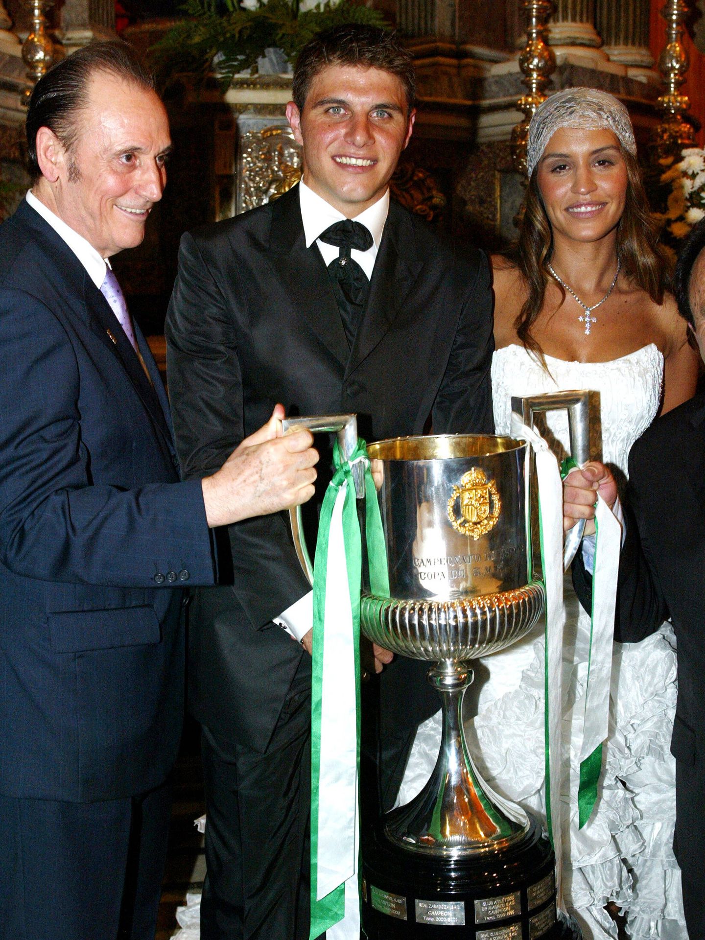 Lopera posa con Joaquín y su mujer en su boda, con la Copa del Rey. (Gtres)