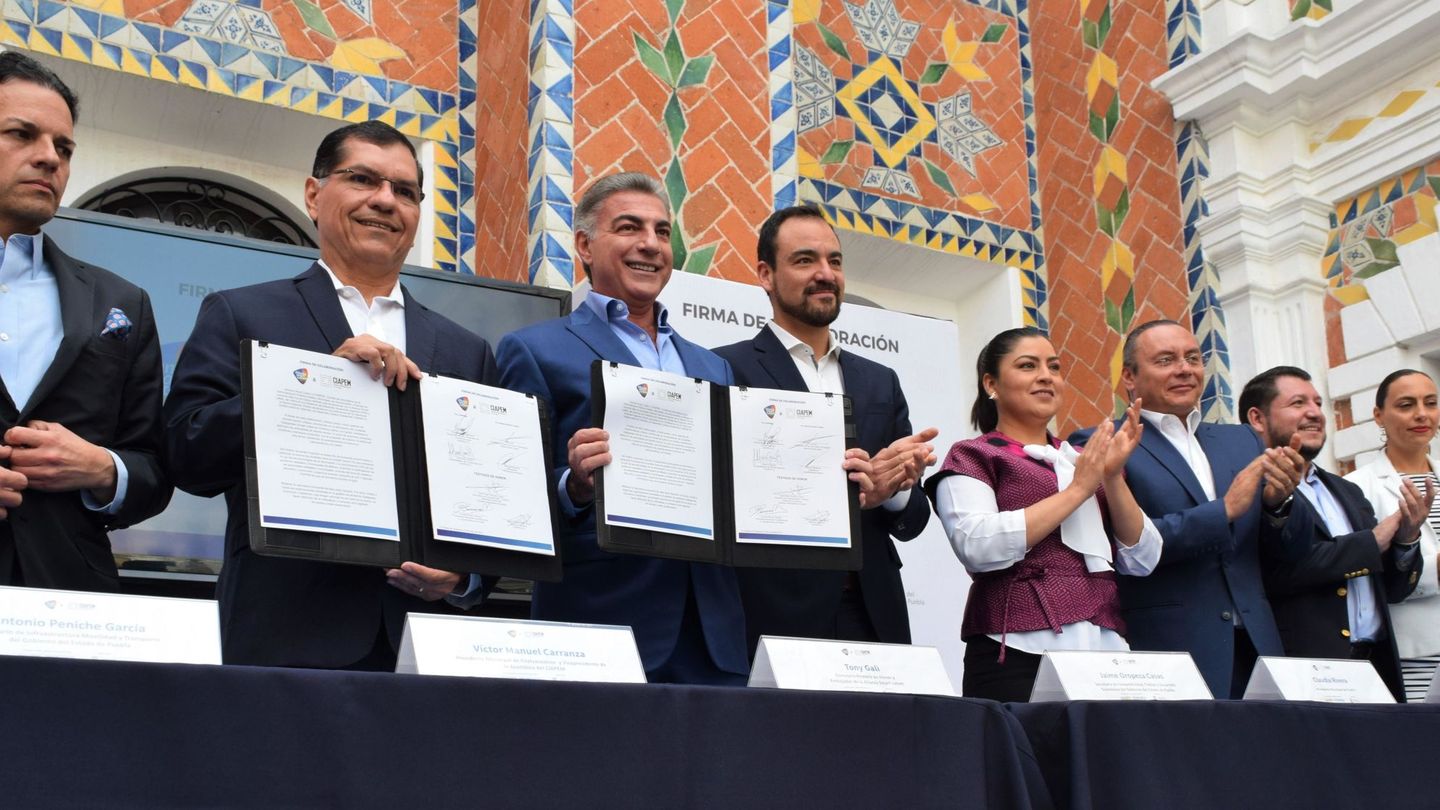 Firma del convenio tecnológico en México para favorecer la proliferación de 'smart cities'. (EFE)