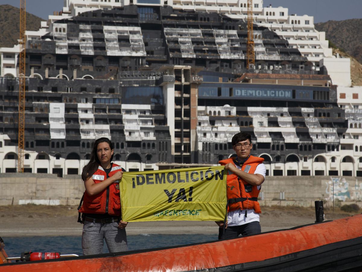 Foto: Protesta de Greenpeace frente al hotel situado en el paraje del Algarrobico. (EFE/Pablo Blázquez)