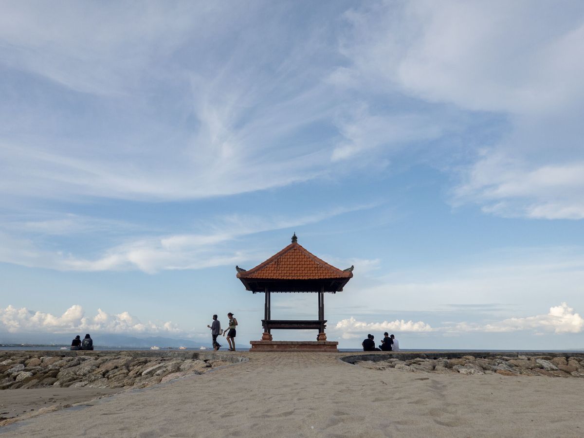 Foto: Turistas en la playa en Sanur, Bali. (EFE/Made Nagi)