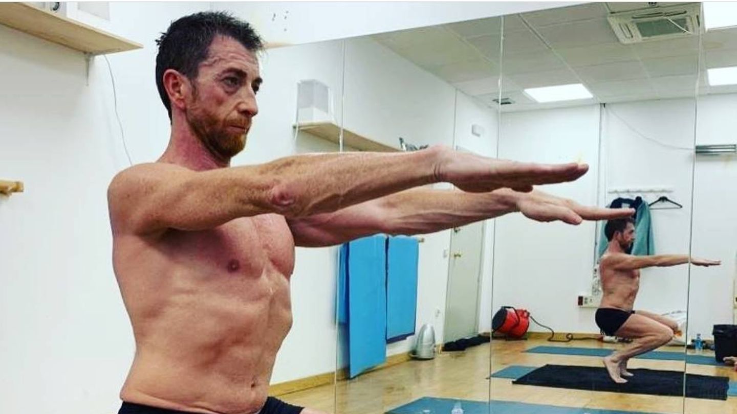 Ejemplo de 'postura imposible' de Pablo Motos haciendo yoga. (Instagram)