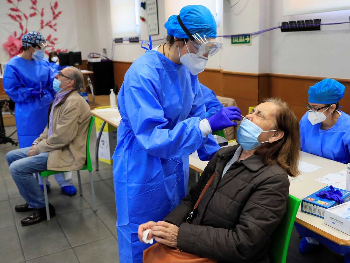 Foto:  Los sanitarios realizan los tests de antígenos en el centro de mayores de la Plaza de la Remonta, en el distrito madrileño de Tetuán este miércoles, junto a la zona básica de salud de Villaamil. (EFE)