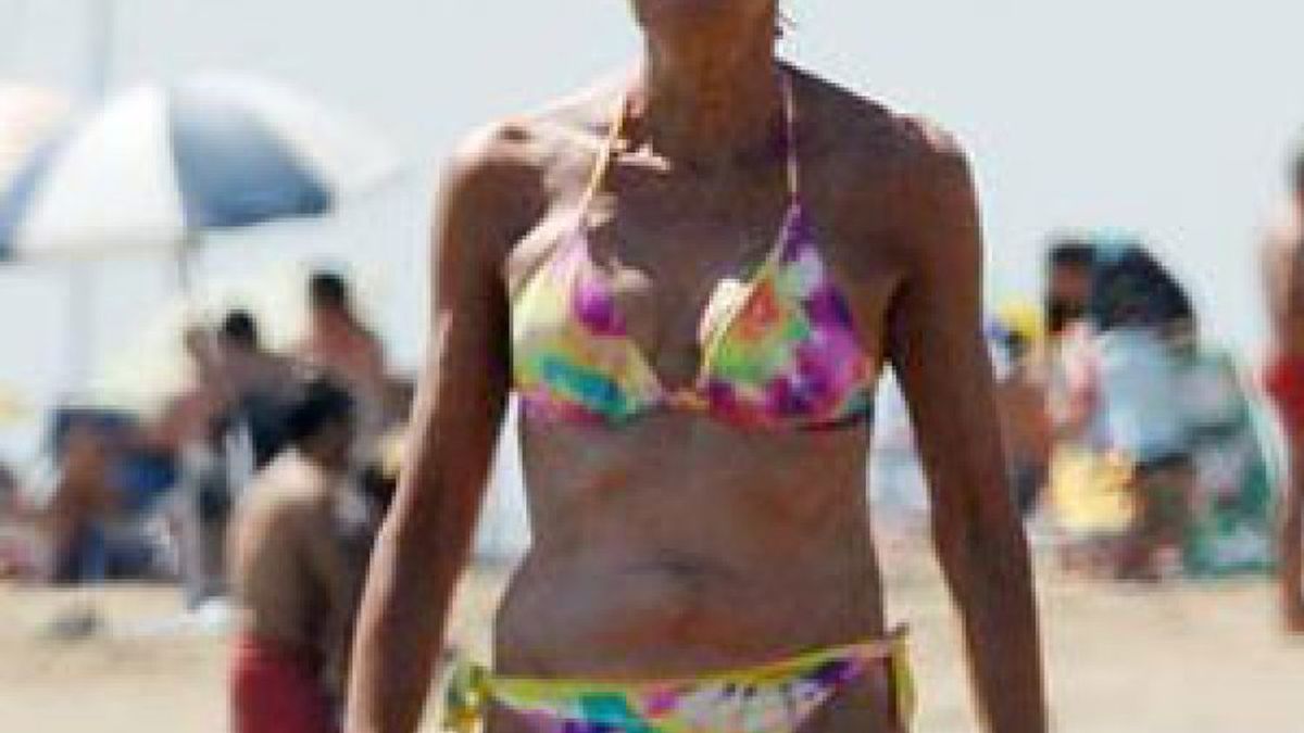 De la Vega se pasea en bikini por las playas de Vilanova i la Geltrú