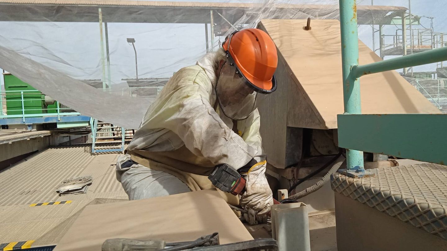 Emilio Segura trabaja en el desmantelamiento de la central térmica de Carboneras (Almería). (Foto cedida)