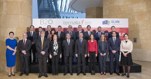Foto: Urkullu posa en el Guggenheim con los integrantes del equipo de trabajo del B-20 y representantes de Tecnalia y el Gobierno vasco. (EC)