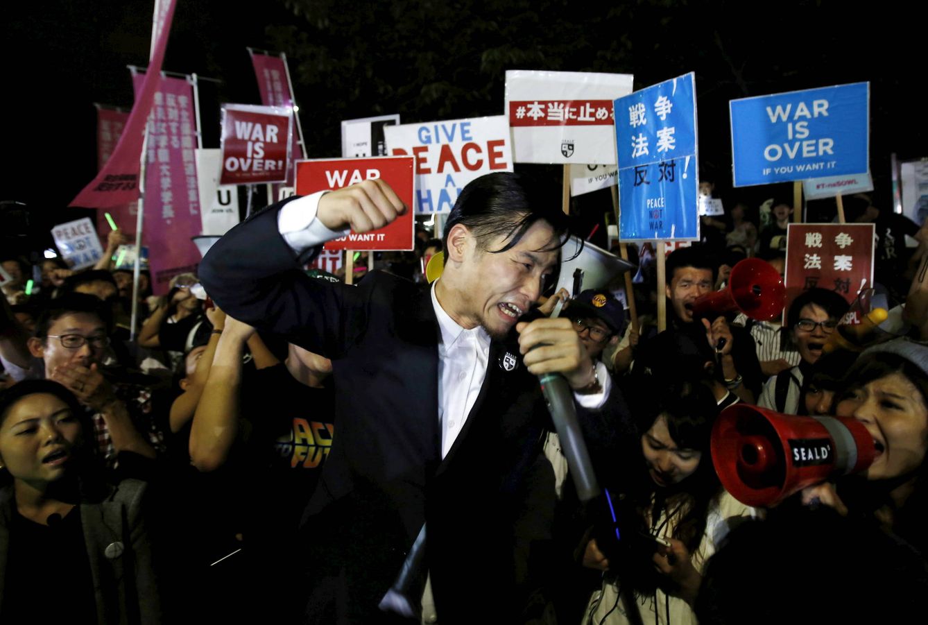 Aki Okuda, fundador del grupo Emergencia Estudiantil para la Democracia, durante una protesta contra Abe. (Reuters)