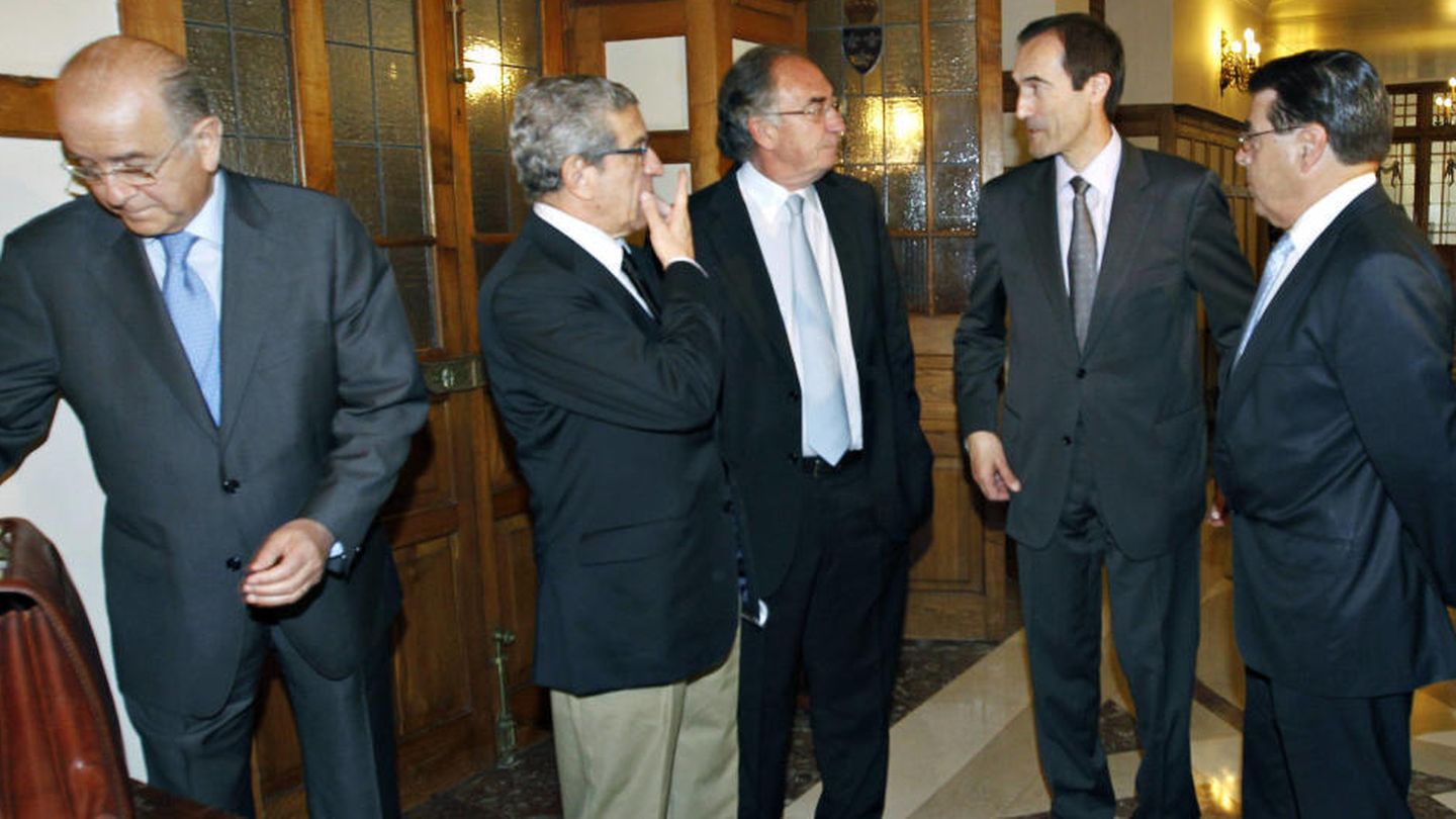 De izda. a dcha., los presidentes de BMN (Carlos Egea), Unicaja (Braulio Medel), Ibercaja (Amado Franco) y Liberbank (Manuel Menéndez) en 2011. (EFE)