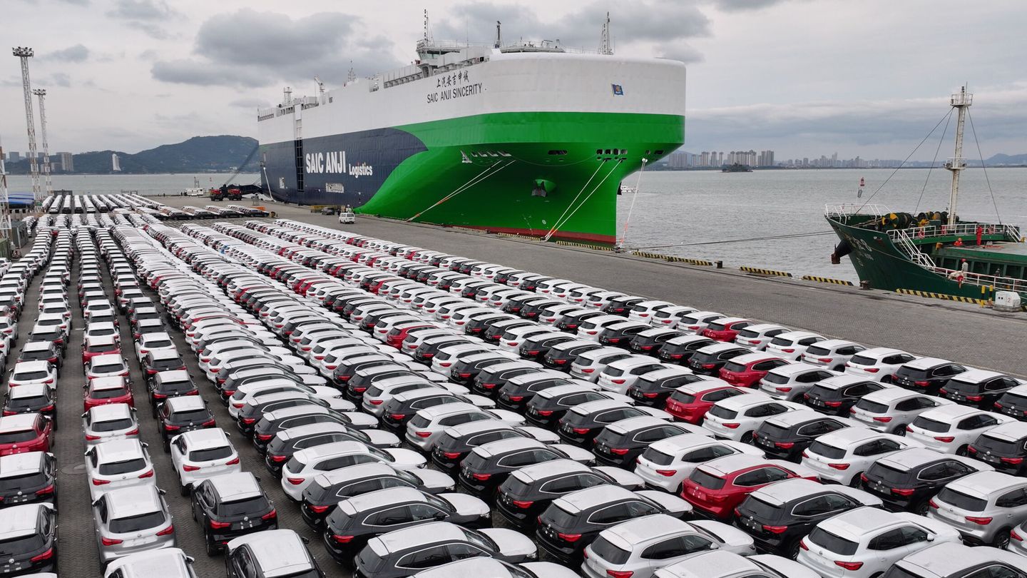 El Ro-Ro de SAIC (MG) que partió de China el 23 de enero lleno de coches de la compañía. (Reuters)