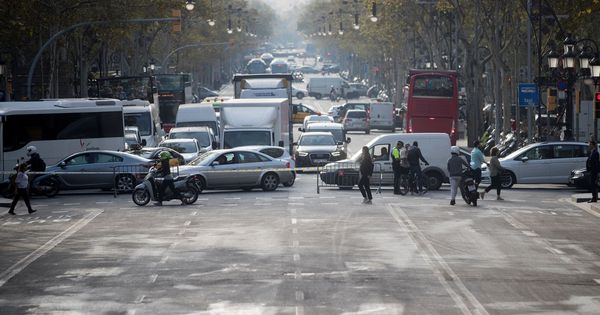 Foto: El tráfico de la Diagonal, cortado para efectuar labores de limpieza tras una manifestación independentista. (EFE)