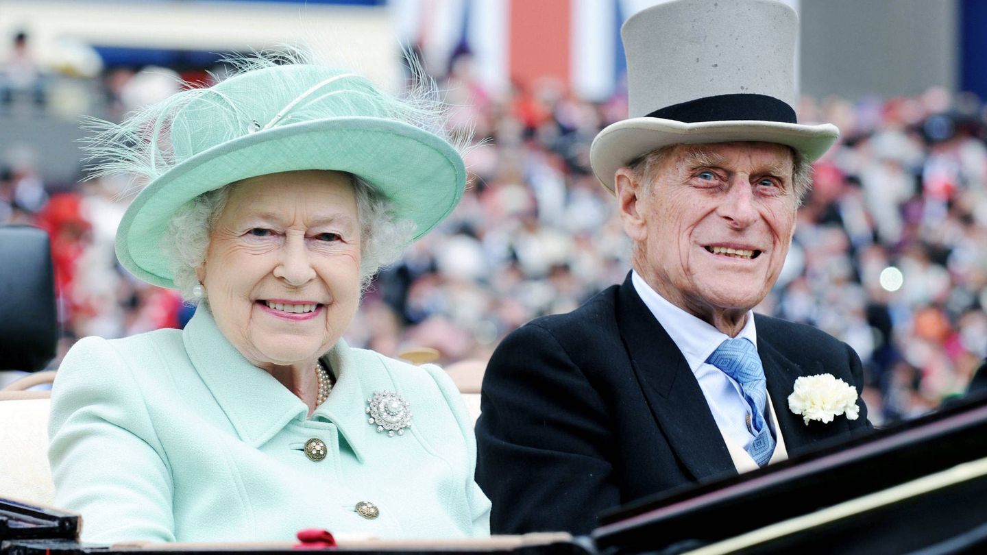 Isabel II y el duque de Edimburgo, en una imagen de archivo. (EFE)