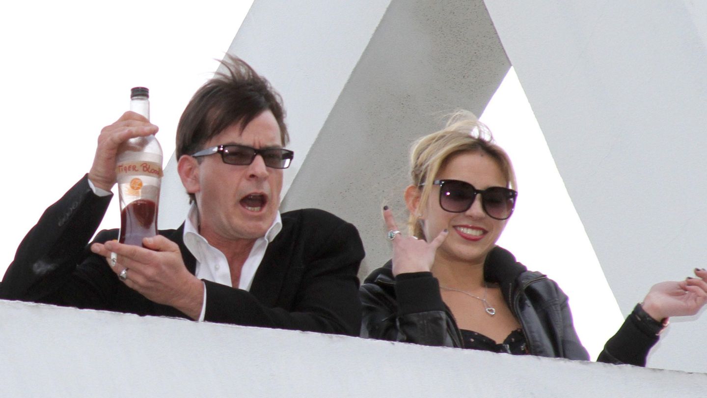 Charlie Sheen en 2011 junto a una de sus novias.